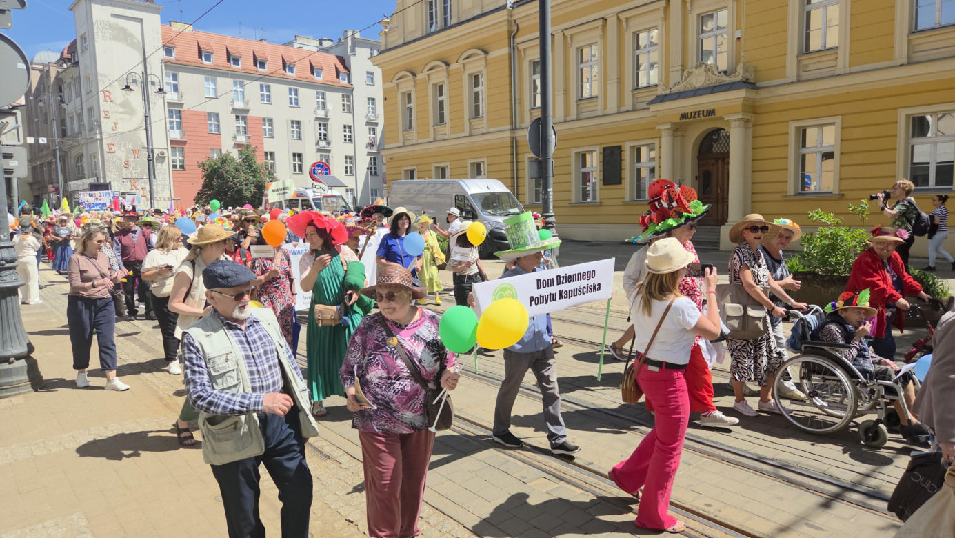 Kapelusze, muzyka i mnóstwo energii. Seniorzy przejęli Bydgoszcz!