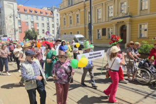 Kapelusze, muzyka i mnóstwo energii. Seniorzy przejęli Bydgoszcz!