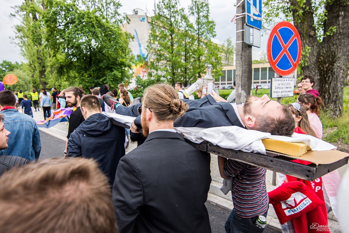 Korowód juwenaliowy na krakowski Rynek: Studenci świętują! [ZDJĘCIA]