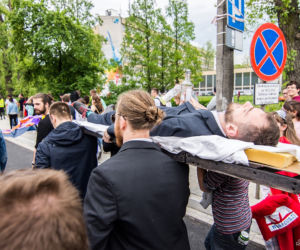 Korowód juwenaliowy na krakowski Rynek: Studenci świętują! [ZDJĘCIA]