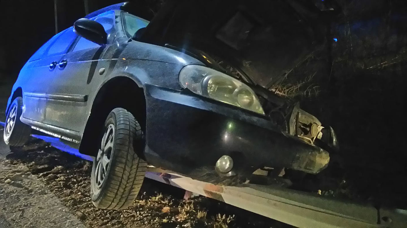 Poświętne. Wypadek na DK8. Van wjechał na barierkę. Nikomu nic się nie stało.