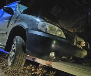 Poświętne. Wypadek na DK8. Van wjechał na barierkę. Nikomu nic się nie stało.