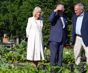 Król Karol i królowa Kamila u Trumpów. Melania dała im herbatę, a potem pokazała pasiekę w kształcie Białego Domu