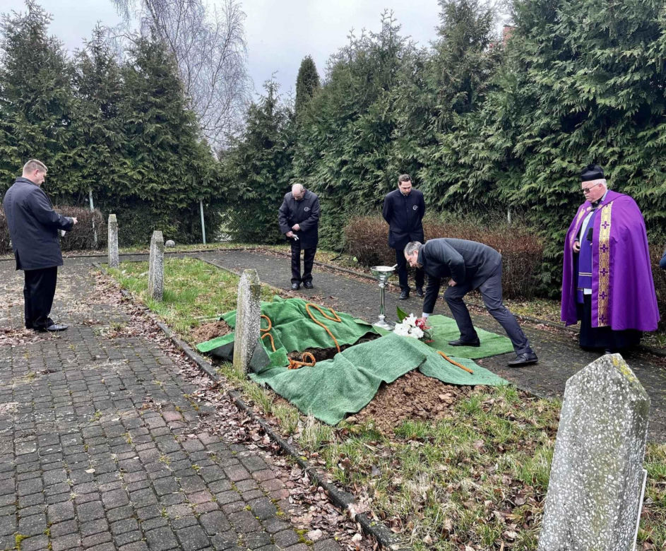 Na jego pogrzeb przyszła tylko jedna osoba. Wyjątkowo przykry widok na cmentarzu 