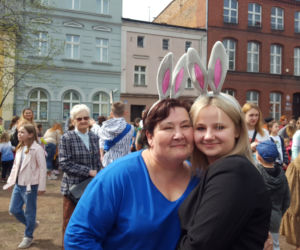 Zające chodzące i z czekolady w centrum Leszna