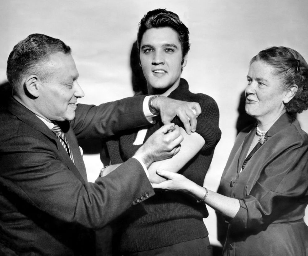 Elvis Presley szczepiący się publicznie przeciwko polio w 1956r.
