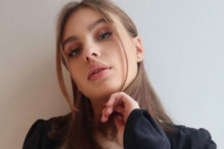 Półnaga Oliwia Bieniuk pręży się w pokoju hotelowym. Odważna sesja 18-letniej córki Przybylskiej, będziecie w szoku!