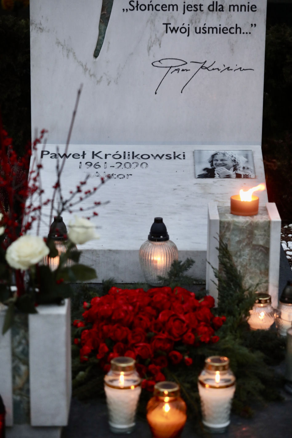 Tak wygląda grób Pawła Królikowskiego w 3. rocznicę śmierci aktora