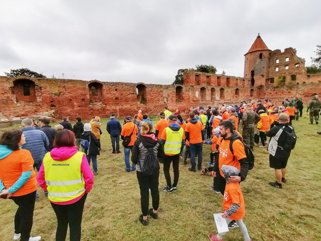 Pomarańczowi rowerzyści najechali zamek w Szymbarku