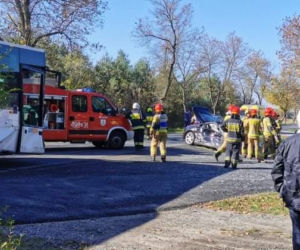 Miedźno: Nissan uderzył w autobus z dziećmi. Kierowca uciekał przed policją [ZDJĘCIA]