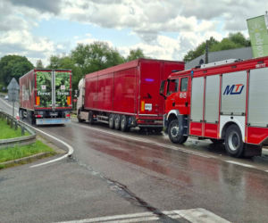 Groźna kolizja na DK 42 w Stykowie. Na skrzyżowaniu zderzyły się Ford, DAF i Renault