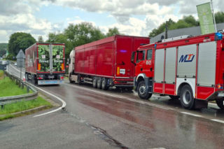 Groźna kolizja na DK 42 w Stykowie. Na skrzyżowaniu zderzyły się Ford, DAF i Renault