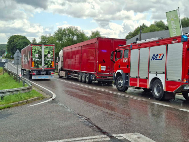 Groźna kolizja na DK 42 w Stykowie. Na skrzyżowaniu zderzyły się Ford, DAF i Renault