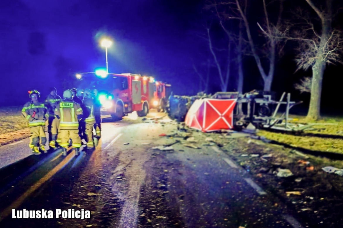 Śmiertelny wypadek pod Międzyrzeczem. Autobus zderzył sie z busem. Kierowca autobusu z 3 promilami [ZDJĘCIA]
