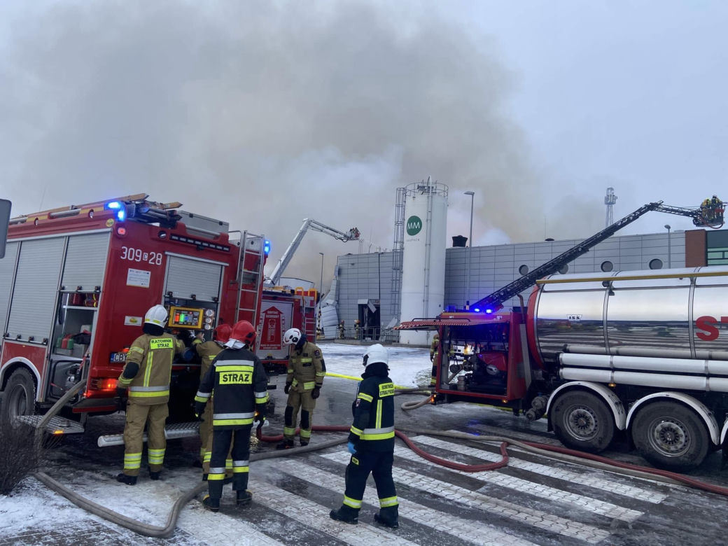 Strażacy wciąż dogaszają halę w Bydgoszczy. Przed nimi jeszcze wiele godzin pracy