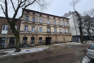 Za tymi drzwiami rozgrywał się dramat. Anna i jej niepełnosprawny partner zamarzli na śmierć