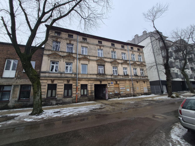 Za tymi drzwiami rozgrywał się dramat. Anna i jej niepełnosprawny partner zamarzli na śmierć