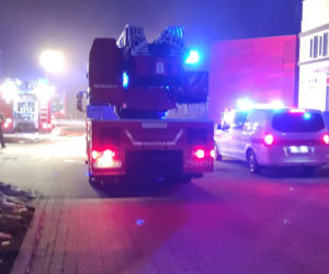 Kraków: Poteżny pożar archiwum Urzędu Miasta. Płoną dwie duże hale przy ulicy Na Załęczu. Akcja trwa [ZDJĘCIA]