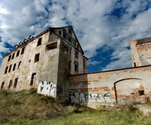Ruiny zamku w Ełku. Tajemnicze miejsce na półwyspie robi wrażenie [ZDJĘCIA]