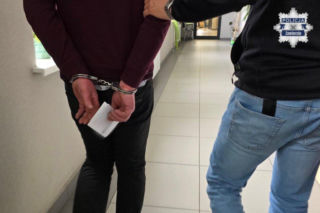 Rzucał butelkami w stronę dzieci. Chwilę później próbował uciec