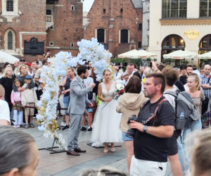 Miał być rekord frekwencji, była kontrowersyjna zabawa. Tak wyglądało „wesele” w Krakowie