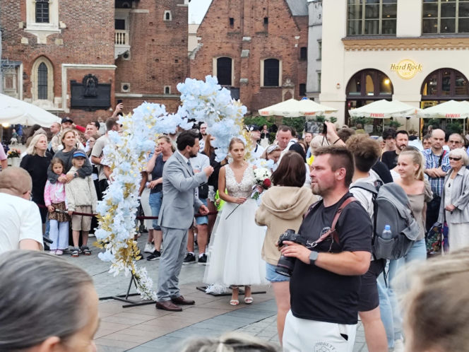Miał być rekord frekwencji, była kontrowersyjna zabawa. Tak wyglądało „wesele” w Krakowie