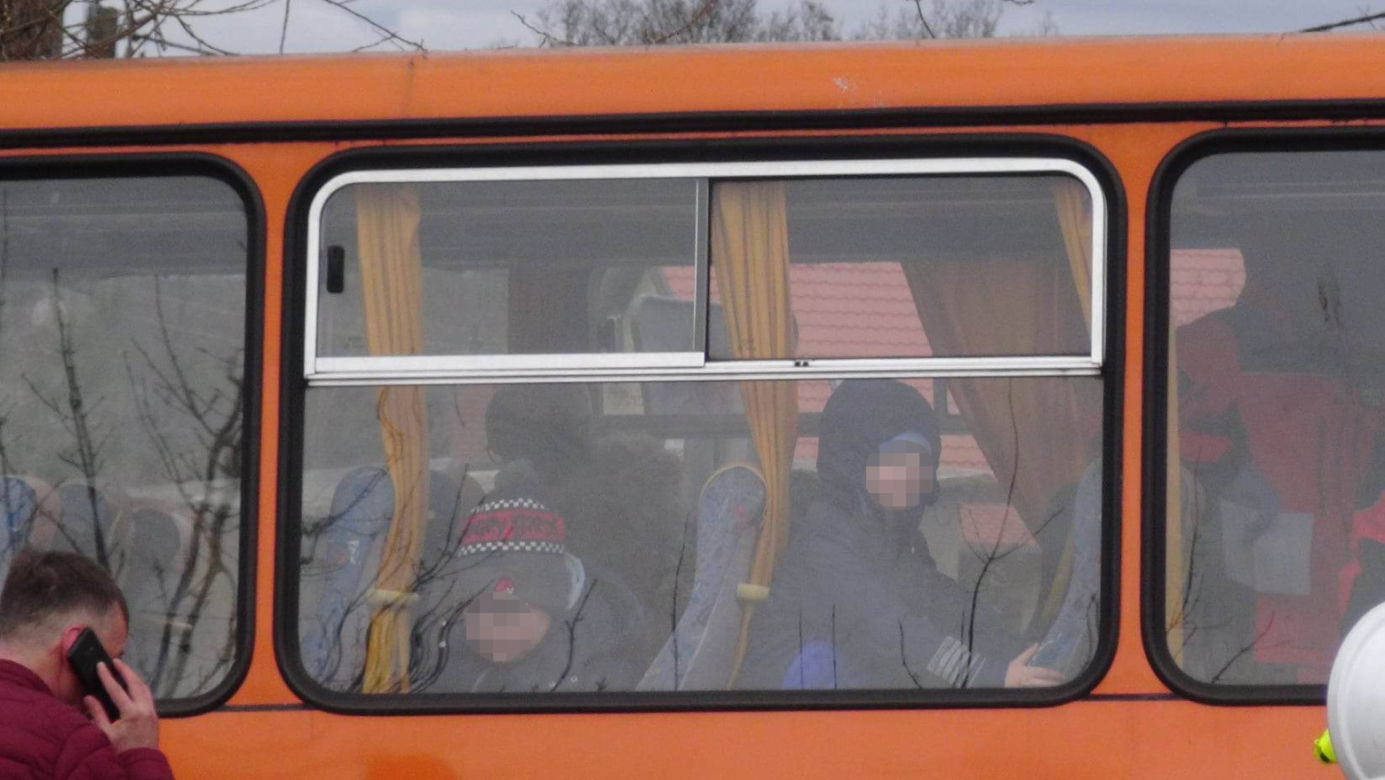 Dramat pod Legionowem. Autobus z dziećmi roztrzaskał się o drzewo. Są ranni