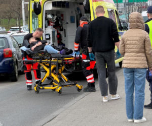 Najpierw w znak, potem w człowieka! Kierowca przewozu osób staranował mężczyznę i zwiał