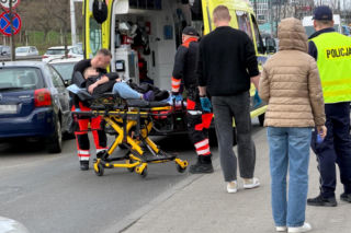 Najpierw w znak, potem w człowieka! Kierowca przewozu osób staranował mężczyznę i zwiał