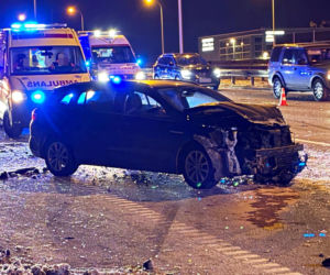 Cztery auta rozbite, sprawca zwiał. W akcji psy tropiące
