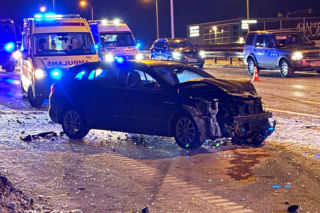 Cztery auta rozbite, sprawca zwiał. W akcji psy tropiące