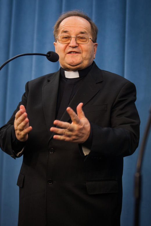 Oniemieliśmy, gdy zobaczyliśmy, jak wyglądał młody Tadeusz Rydzyk! Archiwalne zdjęcia robią wrażenie