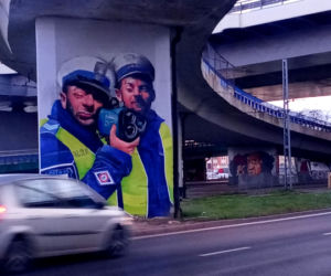 Mural z policjantami na filarze Trasy Zamkowej