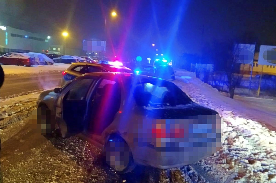 Chciał uciec w trakcie kontroli. Policjant wskoczył mu do auta w ostatniej chwili