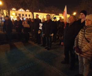 Siedlczanie okazali swoje poparcie dla Ukrainy w wojnie z Rosją – pokojowa demonstracja solidarnościowa w Siedlcach