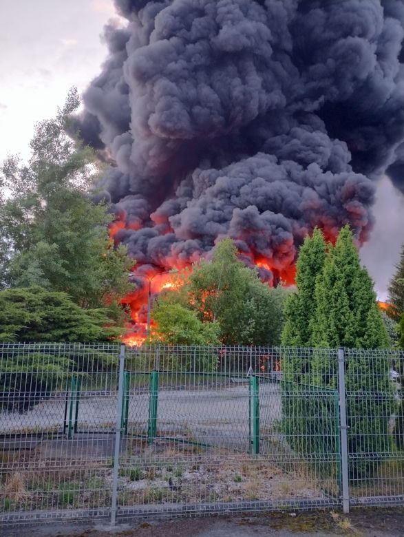 Gigantyczny pożar na Dolnym Śląsku. Płonie składowisko opon! W jęzorami ognia walczy 35 zastępów straży pożarnej