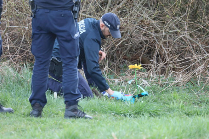 Rocznica tragedii zamieniła się w koszmar. Tajemniczy pakunek przerwał uroczystość