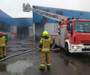 Straty będą wielomilionowe. Trwa dogaszanie pożaru w Chróścinie