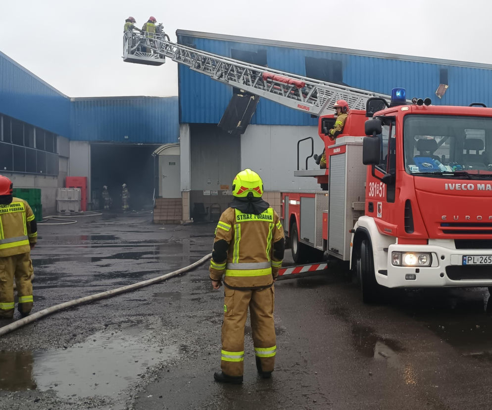 Straty będą wielomilionowe. Trwa dogaszanie pożaru w zakładzie w Chróścinie [ZDJĘCIA]