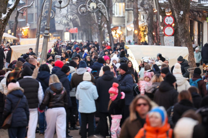 Fatalne warunki w Tatrach. Jest mroźno, ślisko, a szlaki są zasypane śniegiem. TPN ostrzega turystów