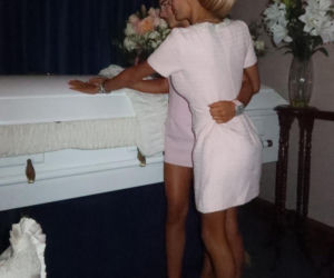 Influencerka urządziła sesję przy trumnie nastoletniej córki. Internauci się wściekli