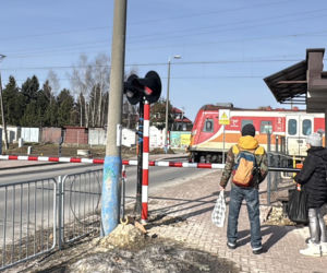 Autobus utknął na przejeździe kolejowym