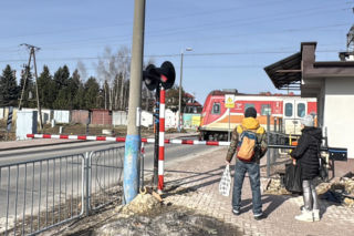Autobus utknął na przejeździe kolejowym