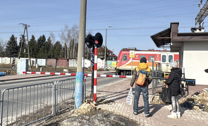 Autobus utknął na przejeździe kolejowym