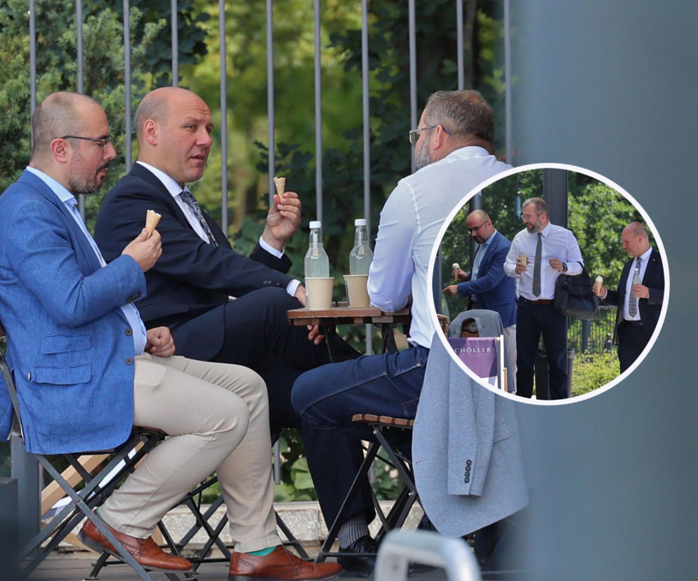 Posłowie PiS Grzegorz Puda, Paweł Jabłoński i Szymon Szynkowski vel Sęk jedzący lody na zewnątrz. Dwóch z nich siedzi przy stoliku, a jeden, odwrócony plecami, rozmawia. W kółku widać ich idących z lodami, co potwierdza ich letnią odskocznię od sejmowych obowiązków, o czym przeczytasz więcej na naszym portalu.
