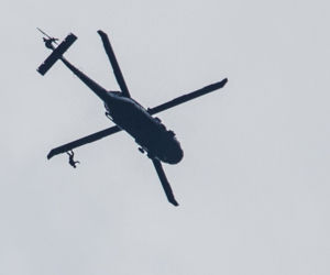 Policyjny black hawk nad Warszawą
