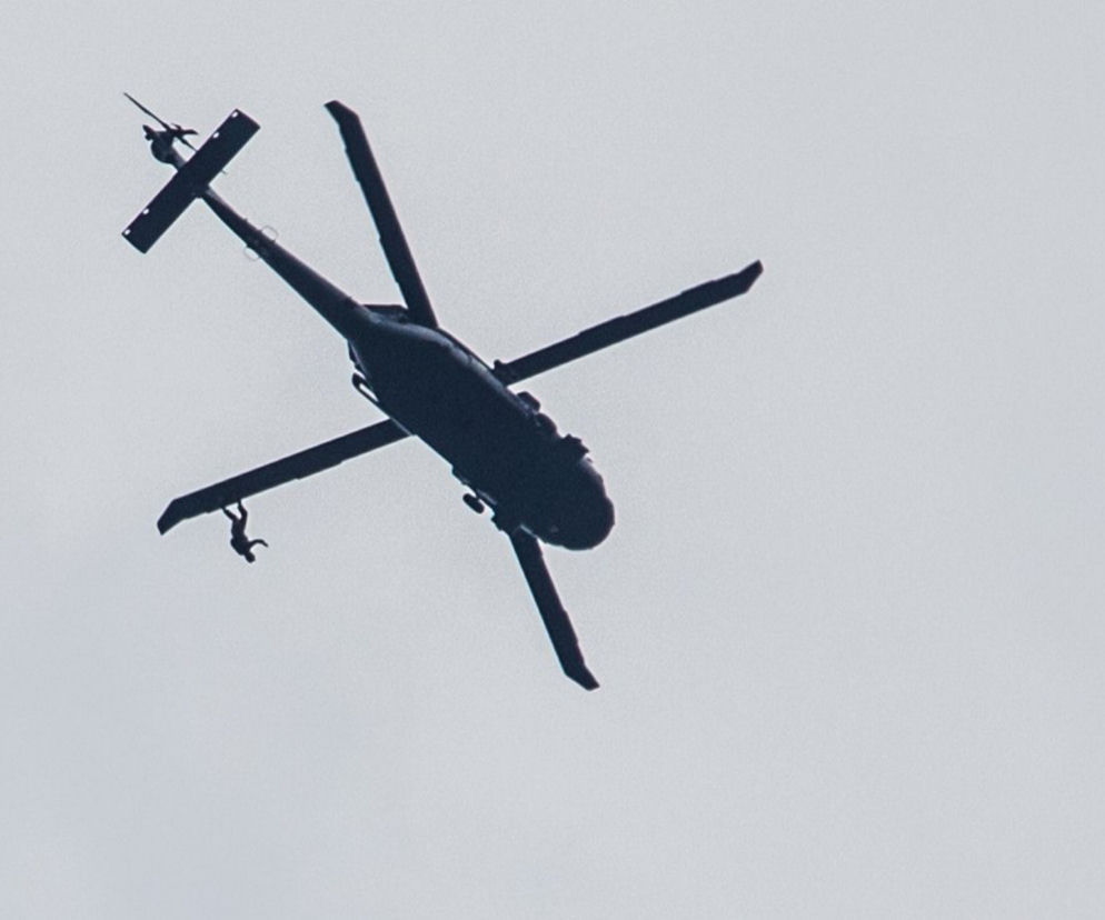 Policyjny black hawk nad Warszawą