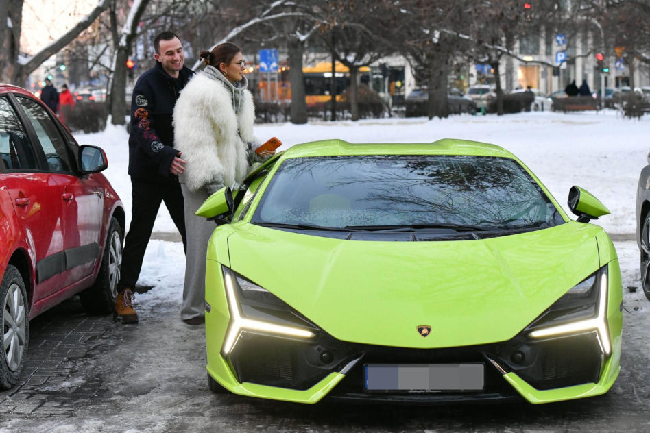 Klaudia Halejcio, mąż jej otworzył auto za całusa