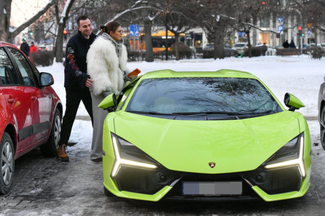 Klaudia Halejcio, mąż jej otworzył auto za całusa