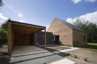 Wiata przy granicy działki – najważniejsze zasady 2025: odległości, zgłoszenie i formalności